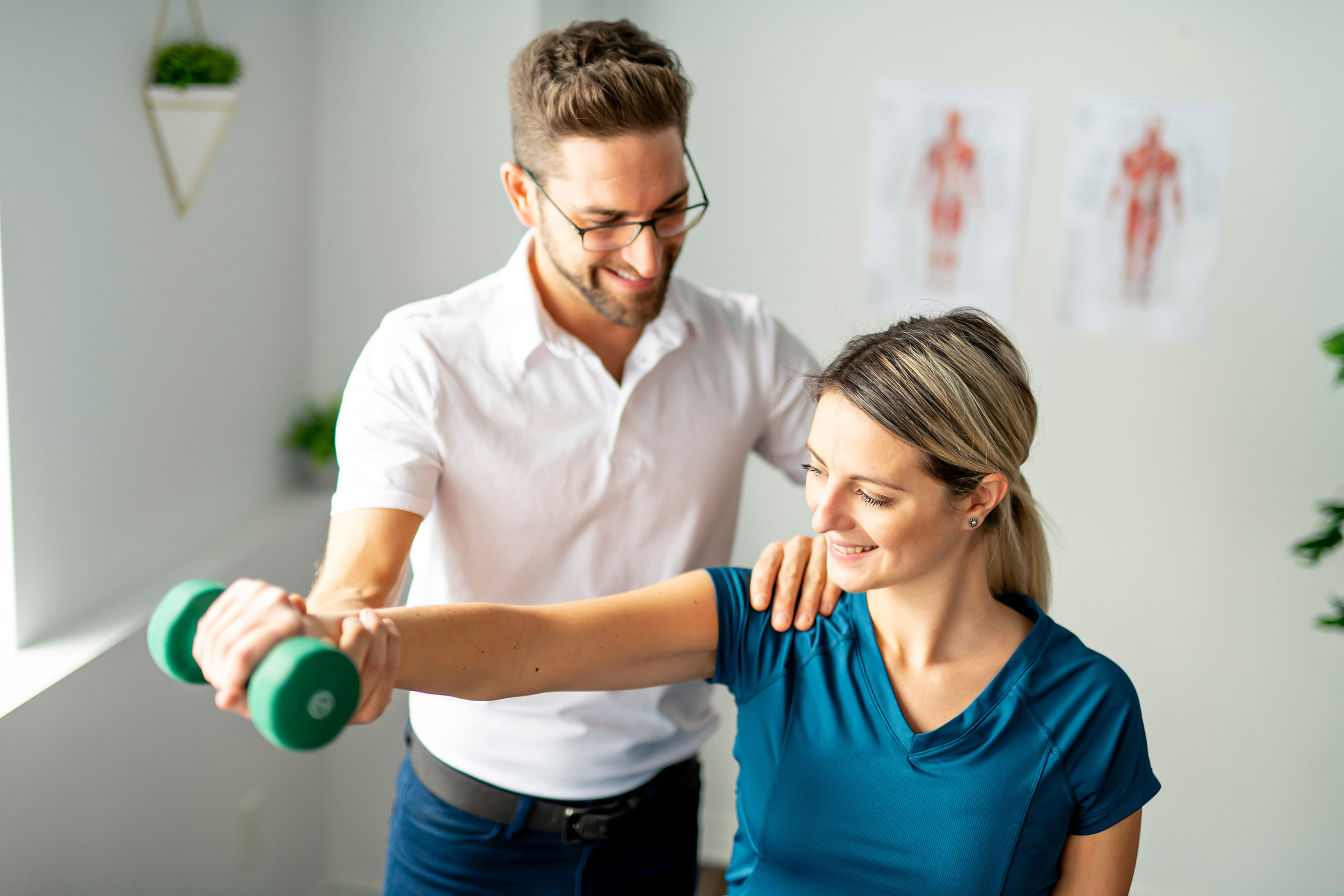 Physiotherapeut trainiert mit einer Patientin